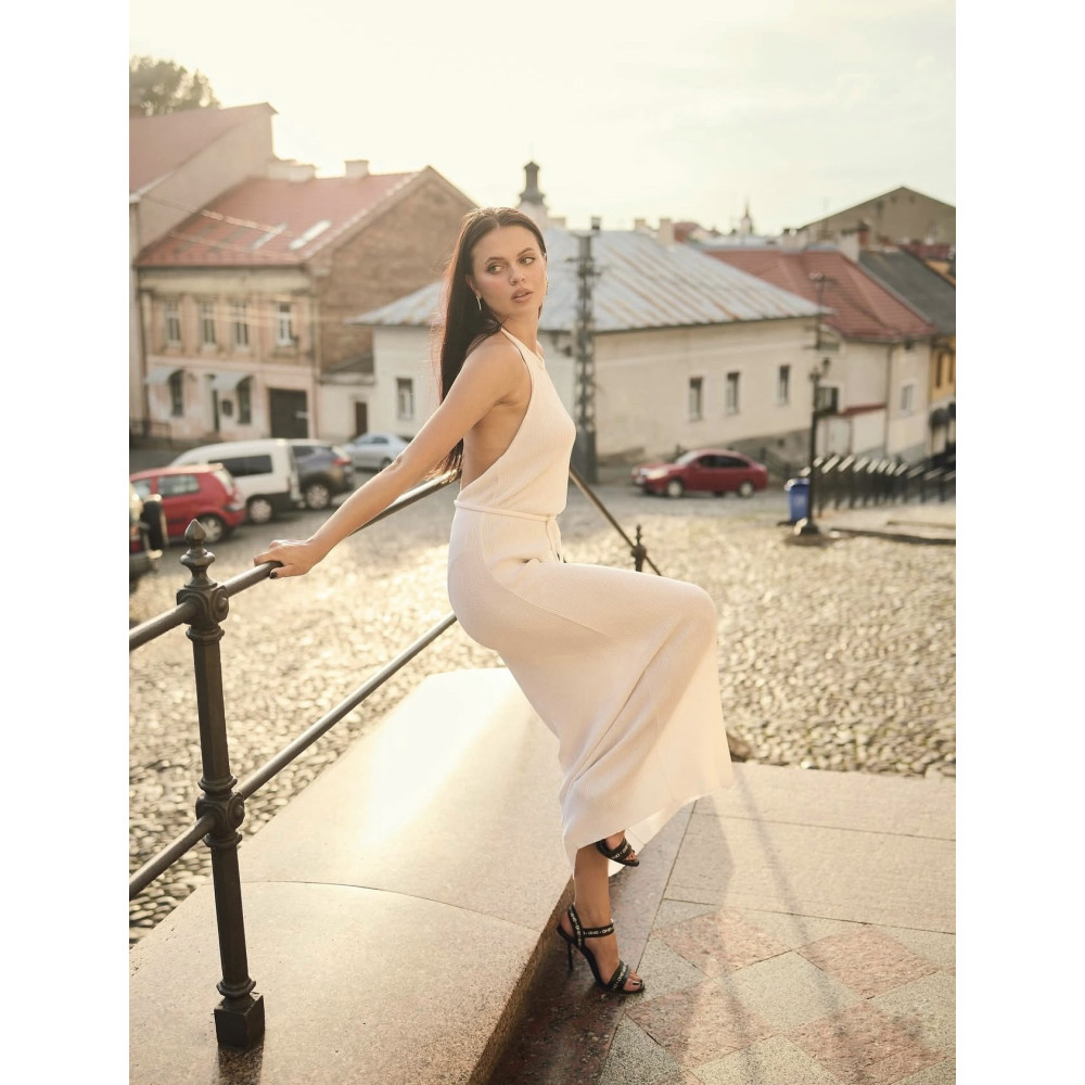 Сукня з відкритою спинкою